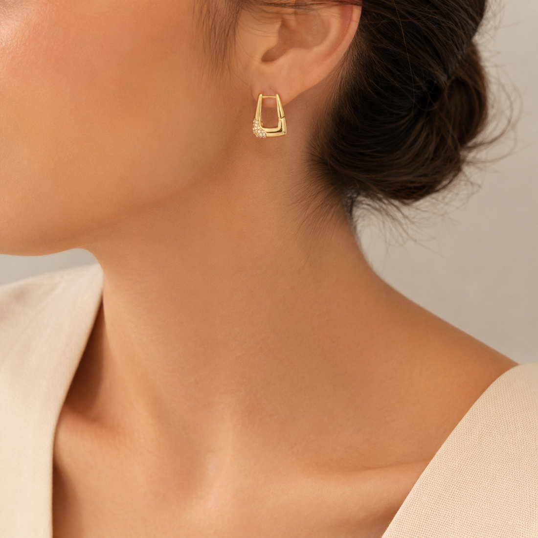 Brinco Triangular com Ponta Cravejada 18K